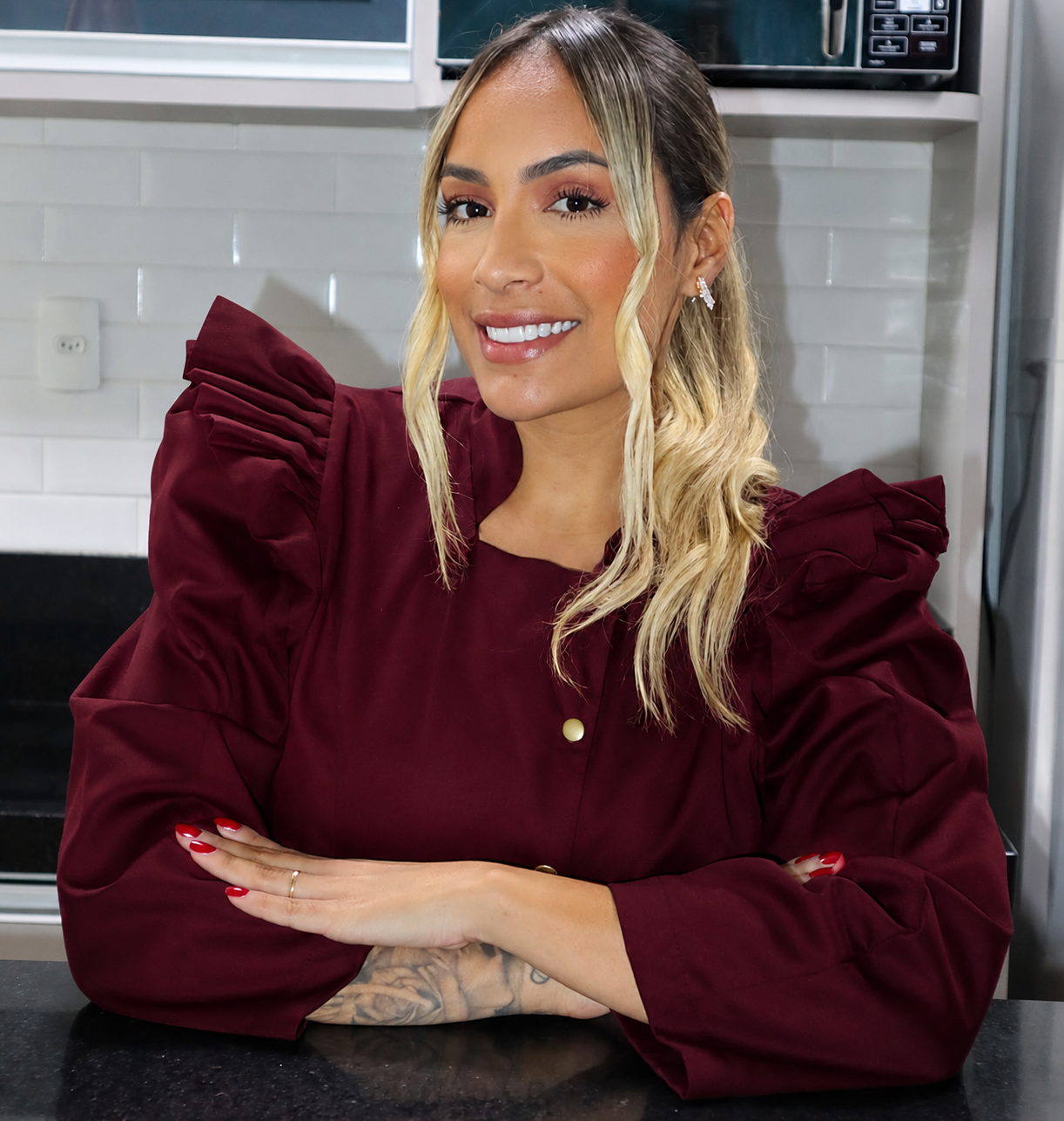 Rayssa Motta, confeiteira, com roupa de confeitaria